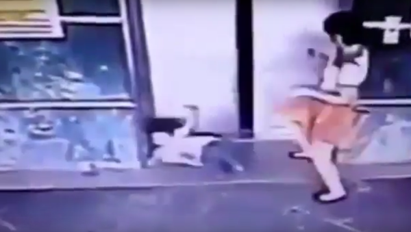 Mẹ Malaysia thông minh song phi gạt con gái ra khỏi cánh cửa thang máy - Sputnik Việt Nam