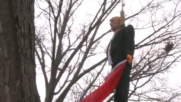 Treo cổ búp bê Trump với cờ Liên Xô trong tay - Sputnik Việt Nam