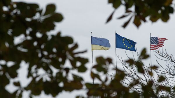 Cờ của Ukraina, Liên minh châu Âu và Hoa Kỳ trên một trong những đường phố Kiev. - Sputnik Việt Nam