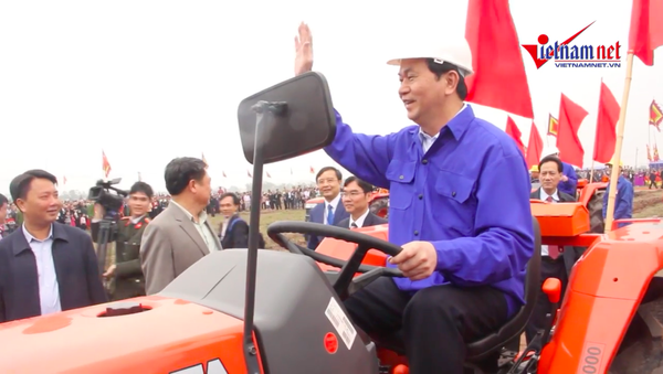 Chủ tịch nước lái máy cày ở lễ hội Tịch Điền - Sputnik Việt Nam