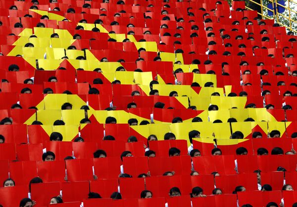 Sinh viên cầm những lá cờ nhỏ xếp thành đại kỳ  Đảng Cộng sản Việt Nam, thành phố Hồ Chí Minh - Sputnik Việt Nam
