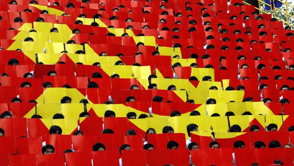 Sinh viên cầm những lá cờ nhỏ tạo thành cờ Đảng Cộng sản Việt Nam, thành phố Hồ Chí Minh - Sputnik Việt Nam
