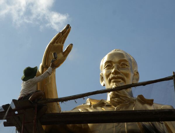 Tượng đài Hồ Chí Minh, vị Chủ tịch đầu tiên của nước Việt Nam tại thành phố Cần Thơ - Sputnik Việt Nam