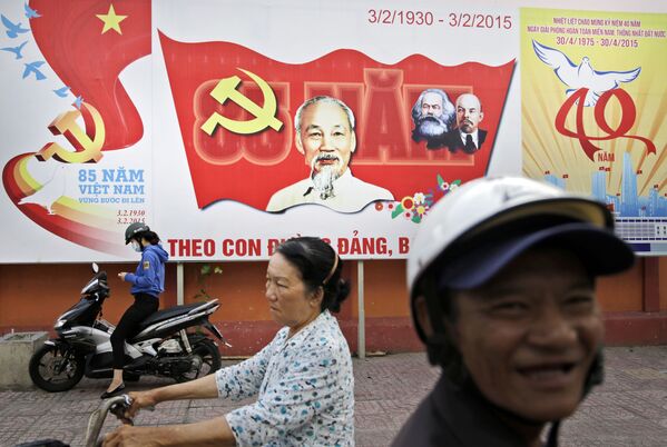 Khẩu hiệu Đảng Cộng sản Việt Nam trên đường phố thành phố Hồ Chí Minh - Sputnik Việt Nam