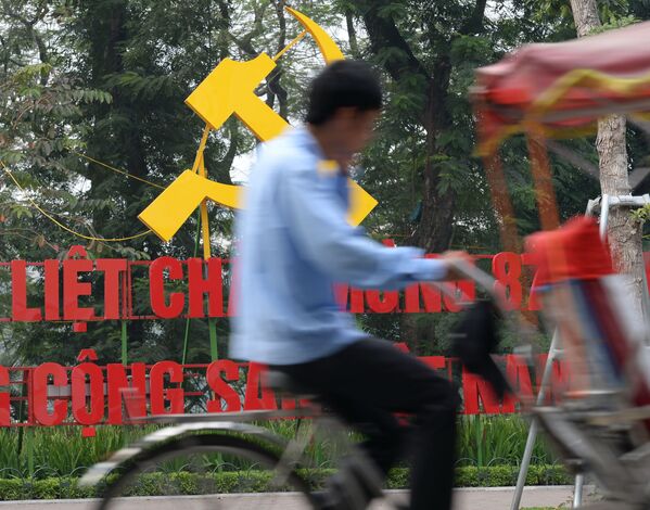Người đi xe đạp trên đường phố Hà Nội, trước lễ kỷ niệm 87 năm ngày thành lập Đảng - Sputnik Việt Nam