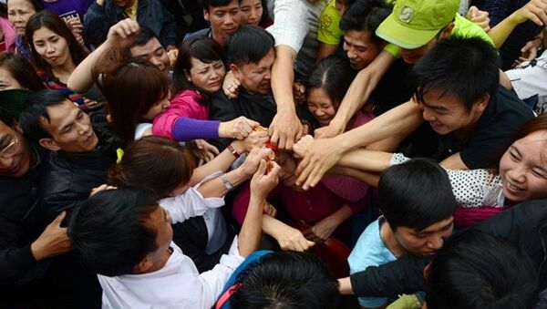 Người dân cướp lộc ở lễ hội chùa Hương - Sputnik Việt Nam