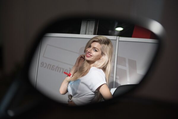 Người mẫu trong triển lãm Motorsport Expo tại Trung tâm Văn hóa & Triển lãm Sokolniki ở  Matxcơva - Sputnik Việt Nam