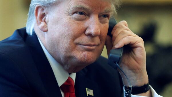 Президент США Дональд Трамп во время телефонного разговора - Sputnik Việt Nam