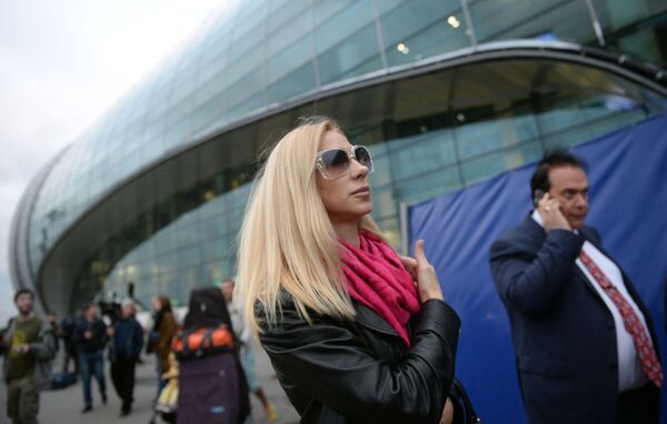 Bà Olga Deripaska vợ của doanh nhân Sergei Polonsky chờ tại sân bay “Domodedovo” - Sputnik Việt Nam
