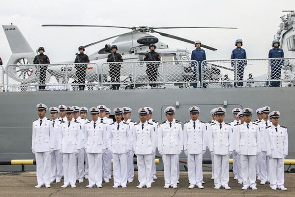 Các binh sĩ hải quân Trung Quốc  trong lễ khai mạc cuộc tập trận Nga-Trung Hợp tác biển-2015 - Sputnik Việt Nam