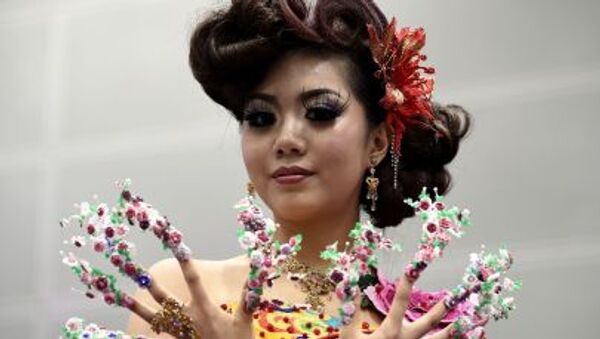 Người mẫu trình diễn tại cuộc thi làm tóc và trang điểm nghệ thuật ở Kuala Lumpur. - Sputnik Việt Nam