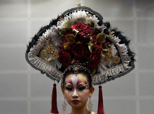 Người mẫu trình diễn tại cuộc thi làm tóc và trang điểm nghệ thuật ở Kuala Lumpur. - Sputnik Việt Nam