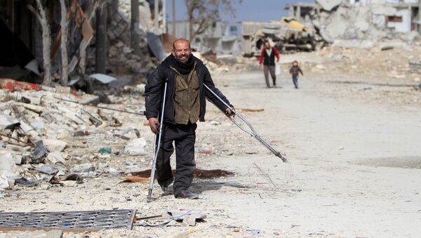 Мужчина в разрушенном районе Алеппо - Sputnik Việt Nam