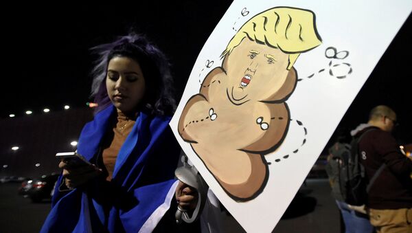 Девушка с плакатом во время протестов против Дональда Трампа в Лас-Вегасе - Sputnik Việt Nam
