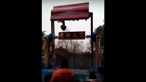 Khoảnh khắc kinh hoàng cô gái bay khỏi đu quay công viên - Sputnik Việt Nam