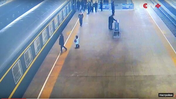 Một em bé ba tuổi ở Trung Quốc bị lọt vào khe hẹp giữa đoàn tàu và sân ga. - Sputnik Việt Nam