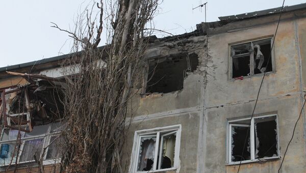 Дом, пострадавший в результате обстрела украинскими силовиками, в Донецке - Sputnik Việt Nam