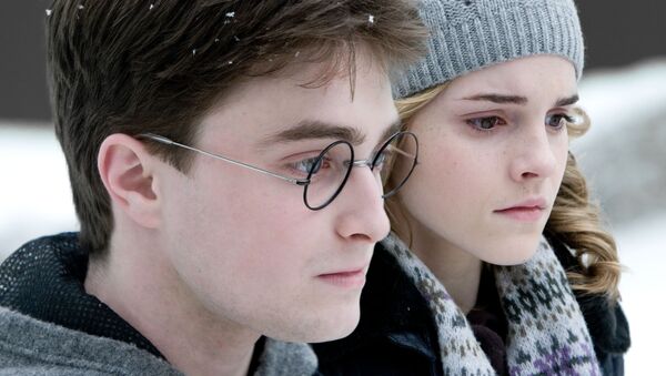 Daniel Radcliffe đóng vai Harry Potter và Emma Watson đóng vai Hermione Granger - Sputnik Việt Nam