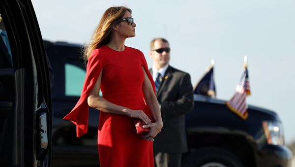 Đệ nhất phu nhân Mỹ Melania Trump ở sân bay Florida. - Sputnik Việt Nam