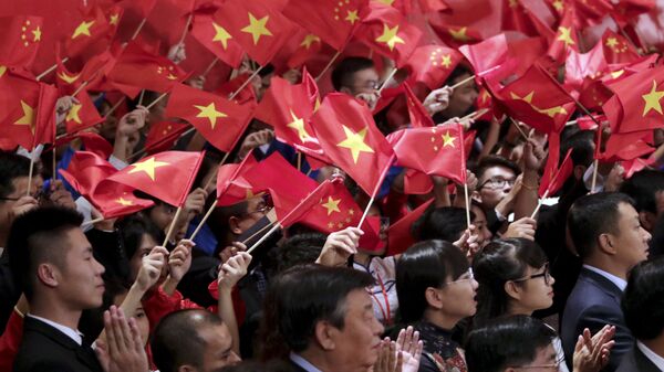 Люди приветствуют председателя КНР Си Цзиньпина и генерального секретаря коммунистической партии Вьетнама Нгуен Фу Чонга на встрече в Ханое - Sputnik Việt Nam