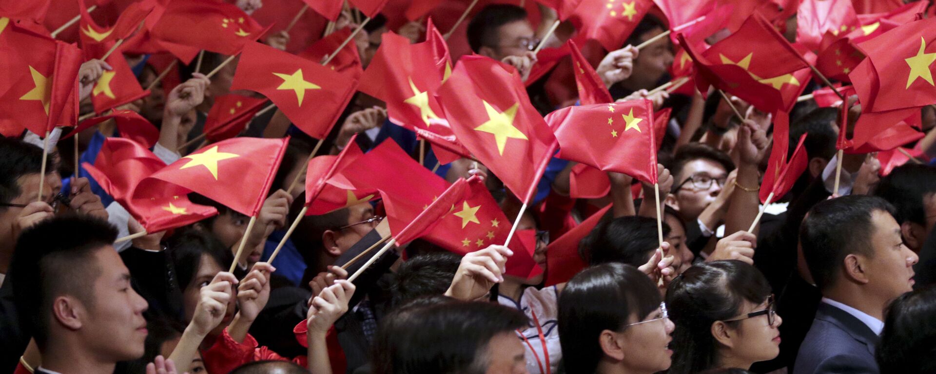 Люди приветствуют председателя КНР Си Цзиньпина и генерального секретаря коммунистической партии Вьетнама Нгуен Фу Чонга на встрече в Ханое - Sputnik Việt Nam, 1920, 20.08.2022
