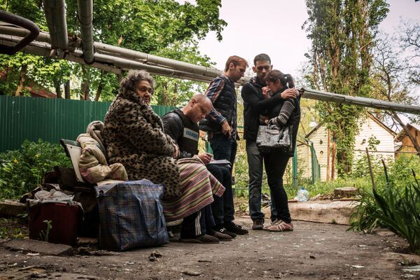 Cư dân của căn nhà bị lực lượng an ninh Ukraina bắn phá thành phố Donetsk - Sputnik Việt Nam