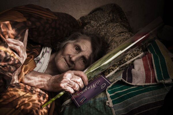 Người phụ nữ lớn tuổi trong lễ kỷ niệm ngày 8 tháng 3 tại Debaltsevo - Sputnik Việt Nam