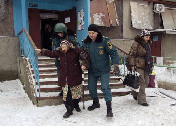 Nhân viên Bộ tình huống khẩn cấp DNR giúp nữ cư dân sơ tán khỏi vùng nguy hiểm tại Donetsk - Sputnik Việt Nam