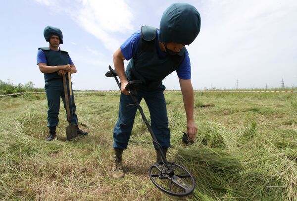 Lính công binh thuộc Lực lượng tình huống khẩn cấp DNR dùng máy dò mìn  rà soát từng khu đất trên cánh đồng gần thành phố Debaltsevo - Sputnik Việt Nam