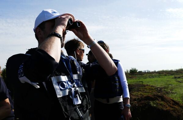Các quan sát viên OSCE tại làng Petrovskoye - Sputnik Việt Nam