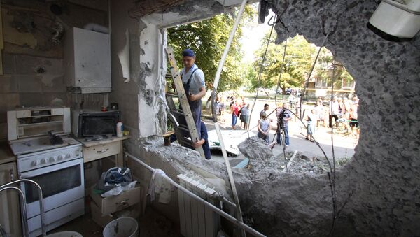 Một trong những căn hộ bị phá hủy trong tòa nhà năm tầng ở Yasinovataya ở Donbass, bị quân đội Ukraine bắn trúng  trong đợt pháo kích vào thành phố - Sputnik Việt Nam