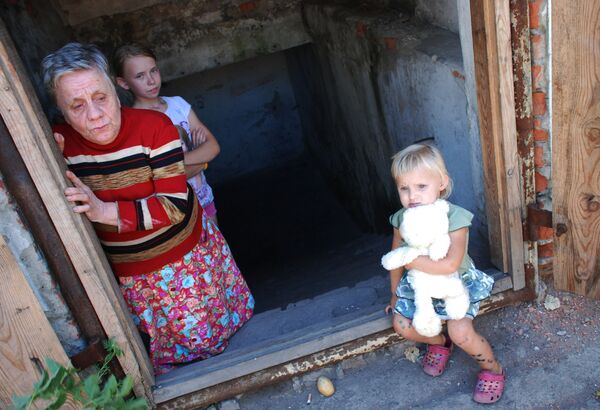 Trẻ em và phụ nữ sống trong hầm trú bom tại một  vùng ngoại ô Donetsk - Sputnik Việt Nam