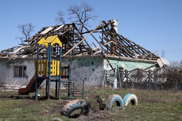 Những ngôi nhà bị phá hủy ở làng Spartak trong khu vực Donetsk - Sputnik Việt Nam