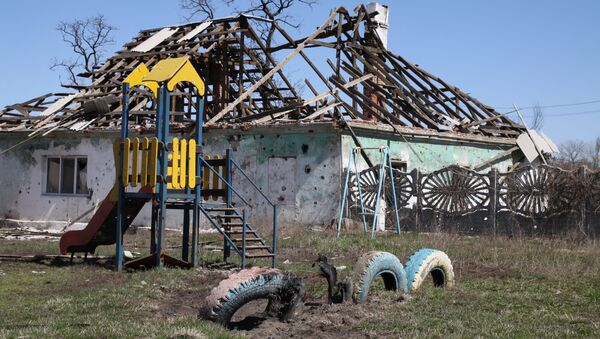 Những ngôi nhà bị phá hủy ở làng Spartak trong khu vực Donetsk - Sputnik Việt Nam
