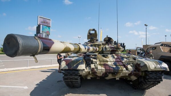 Xe tăng T-72 cải tiến được trưng bày tại Triển lãm Công nghiệp Quốc phòng Azerbaijan ADEX 2016 ở Baku - Sputnik Việt Nam
