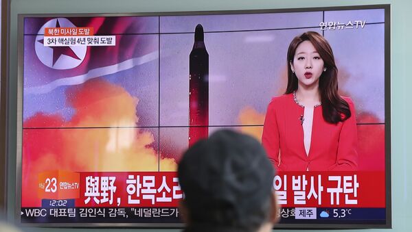 A man watches a TV news program reporting about North Korea's missile launch at the Seoul Train Station in Seoul, South Korea, Sunday, Feb. 12, 2017 - Sputnik Việt Nam