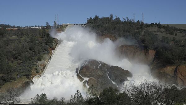 In this Saturday, Feb. 11, 2017, water flows down Oroville Dam's main spillway near Oroville, Calif. - Sputnik Việt Nam