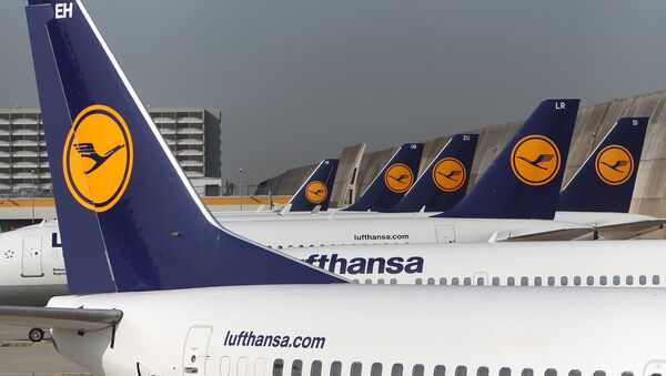FILES - Aircrafts of German airline Lufthansa stand in park position at the airport in Frankfurt am Main, western Germany. - Sputnik Việt Nam