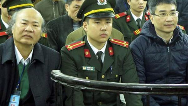 Bố con Giang Kim Đạt (phải)- Giang Văn Hiển (trái) tại phiên tòa mở cuối tháng 1/2017. - Sputnik Việt Nam