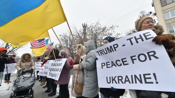 People hold Ukrainian and US flags and placards reading Trump welcome to Ukraine!, Trump - the peace for Ukraine! and the others during their rally in front of United States embassy in Kiev on January 20, 2017 - Sputnik Việt Nam