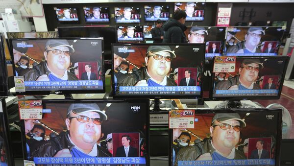 TV screens show pictures of Kim Jong Nam, the half-brother of North Korean leader Kim Jong Un, at the Yongsan Electronic store in Seoul, South Korea, Wednesday, Feb. 15, 2017 - Sputnik Việt Nam