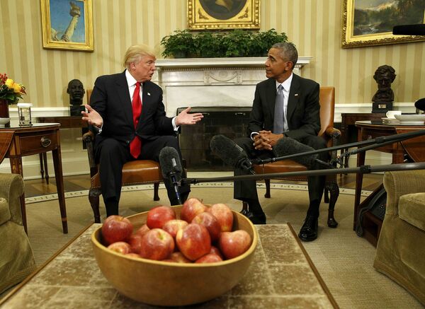 US President Barack Obama meets with President-elect Donald Trump to discuss transition plans in the White House Oval Office in Washington, US, November 10, 2016. US President Barack Obama meets with President-elect Donald Trump to discuss transition plans in the White House Oval Office in Washington, US, November 10, 2016. - Sputnik Việt Nam