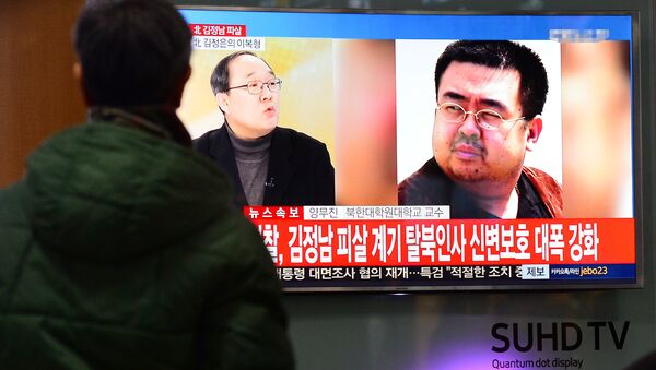 People watch a TV screen broadcasting a news report on the assassination of Kim Jong Nam, the older half brother of the North Korean leader Kim Jong Un, at a railway station in Seoul, South Korea, February 14, 2017 - Sputnik Việt Nam