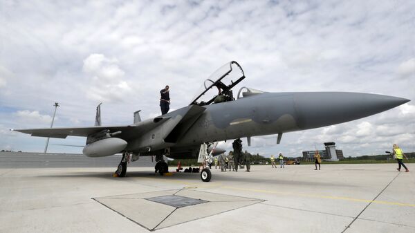 A specialist inspects a U.S Air Force F-15 Eagle fighter after a certification of the arresting gear in the military air base in Lielvarde, Latvia, May 19, 2016. - Sputnik Việt Nam