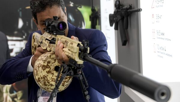 A visitor reviews an RPK-16 light machine rifle at the Kalashnikov pavilion, at the ARMY 2016 International Military Forum, at the exhibition center of the Patriot Military Park of the Russian Armed Forces in the Moscow Region. - Sputnik Việt Nam