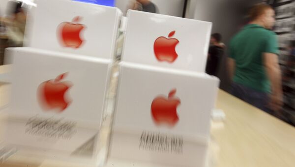 Customers are seen in an Apple store in Carugate, near Milan, Italy. - Sputnik Việt Nam