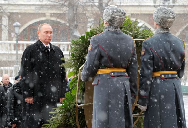 Ngày 23 tháng 2, Tổng thống Nga Vladimir Putin đã đặt vòng hoa tại Mộ Chiến sĩ Vô danh bên tường điện Kremlin. Ngày 23 tháng 2, Tổng thống Nga Vladimir Putin đã đặt vòng hoa tại Mộ Chiến sĩ Vô danh bên tường điện Kremlin. - Sputnik Việt Nam