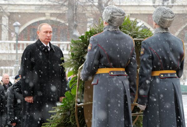 Tổng thống Nga Vladimir Putin đặt vòng hoa tại Mộ Chiến sĩ Vô danh, chân tường điện Kremlin, vào Ngày Người bảo vệ Tổ quốc - Sputnik Việt Nam