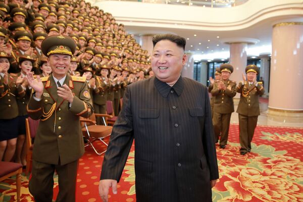 Lãnh đạo Triều Tiên Kim Jong-un tại lễ kỷ niệm 70 năm thành lập Dàn hợp xướng công huân quốc gia ở Nhà hát Nhân dân, Bình Nhưỡng, Bắc Triều Tiên - Sputnik Việt Nam