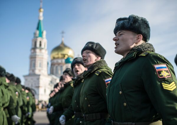 Các chiến sĩ quân đội tham dự kỷ niệm Ngày Người bảo vệ Tổ quốc trên Quảng trường Nhà thờ Đức Mẹ An giấc ở Omsk, Nga - Sputnik Việt Nam